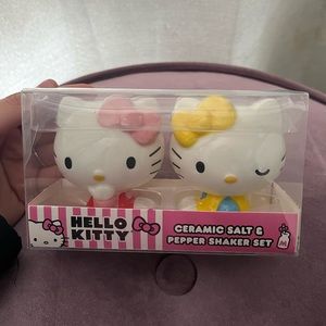 hello kitty pink and yellow salt & pepper shaker *brand new*